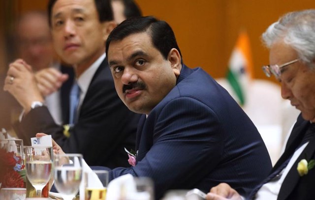 Chủ tịch của Adani Group -&nbsp;Gautam Adani từng&nbsp;lọt top 3 trong bảng xếp hạng&nbsp;500 người gi&agrave;u nhất h&agrave;nh tinh.