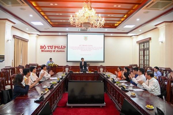 Khen thưởng các tập thể, cá nhân có thành tích trong giải quyết vụ kiện tranh chấp đầu tư quốc tế - Ảnh 1