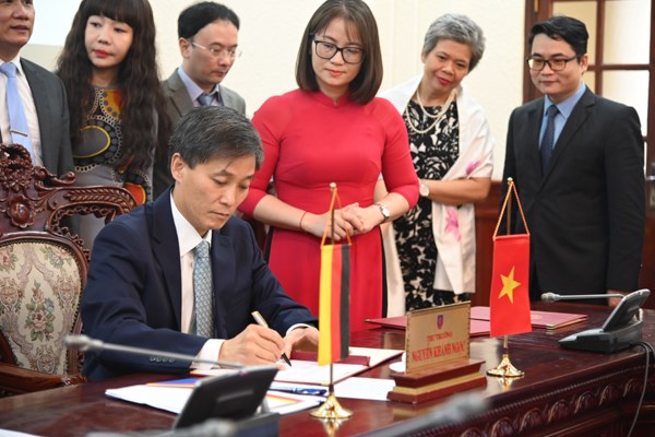 Thứ trưởng Bộ Tư ph&aacute;p&nbsp;Nguyễn Kh&aacute;nh Ngọc k&yacute; kết chương tr&igrave;nh hợp t&aacute;c (Ảnh: L&ecirc; Huy)