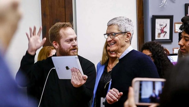 iPad dưới thời Tim Cook kh&ocirc;ng c&ograve;n l&agrave; thiết bị m&agrave;n h&igrave;nh lớn, nằm t&aacute;ch bạch giữa smartphone v&agrave; laptop như Jobs định hướng. Ảnh:&nbsp;USA Today.
