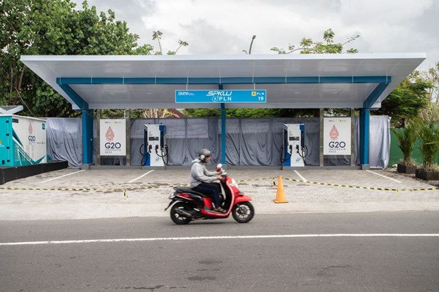 Sử dụng xe điện sẽ gi&uacute;p&nbsp;giảm thiểu nạn &ocirc; nhiễm kh&ocirc;ng kh&iacute; đến từ kh&iacute; thải của động cơ đốt trong.&nbsp;