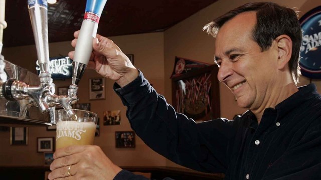 Jim Koch&nbsp;l&agrave; người s&aacute;ng lập v&agrave; l&agrave; thuyền trưởng "l&egrave;o l&aacute;i" h&atilde;ng bia Boston.