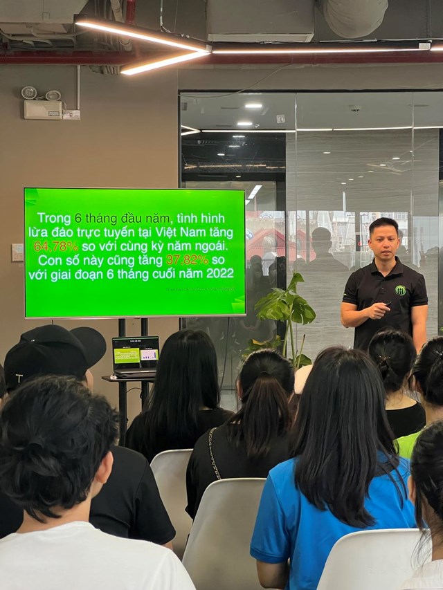 Anh Ng&ocirc; Minh Hiếu (Hiếu PC) - chuy&ecirc;n gia bảo mật tại dự &aacute;n Chống Lừa Đảo đ&atilde; chia sẻ những b&iacute; k&iacute;p gi&uacute;p c&aacute;c bạn tại cộng đồng người khiếm th&iacute;nh tại H&agrave; Nội n&acirc;ng cao nhận thức an to&agrave;n th&ocirc;ng tin tr&ecirc;n kh&ocirc;ng gian mạng