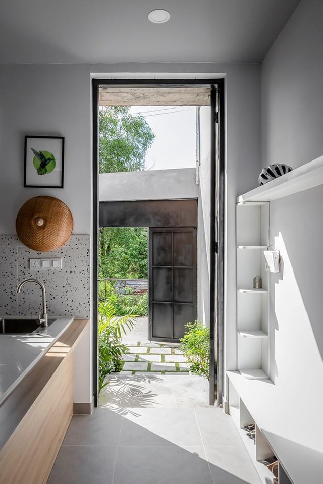 Ph&iacute;a trước l&agrave; s&acirc;n v&agrave; khu vực để xe. Khoảng s&acirc;n trước tạo cảm gi&aacute;c tho&aacute;ng, gi&uacute;p lưu th&ocirc;ng kh&ocirc;ng kh&iacute; cho ng&ocirc;i nh&agrave;.