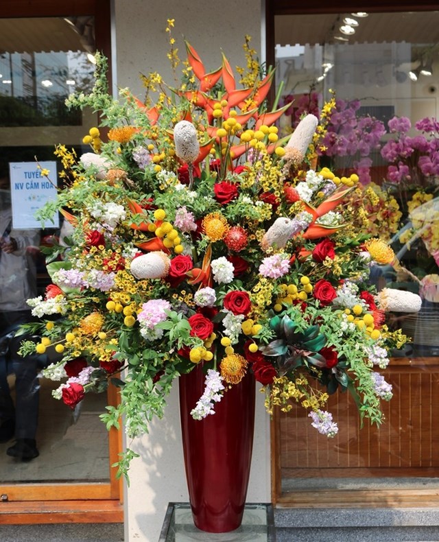 B&igrave;nh hoa 50 triệu đồng cao 1m6 đ&atilde; được chuyển tới kh&aacute;ch h&agrave;ng. Ảnh:&nbsp;Flower box.