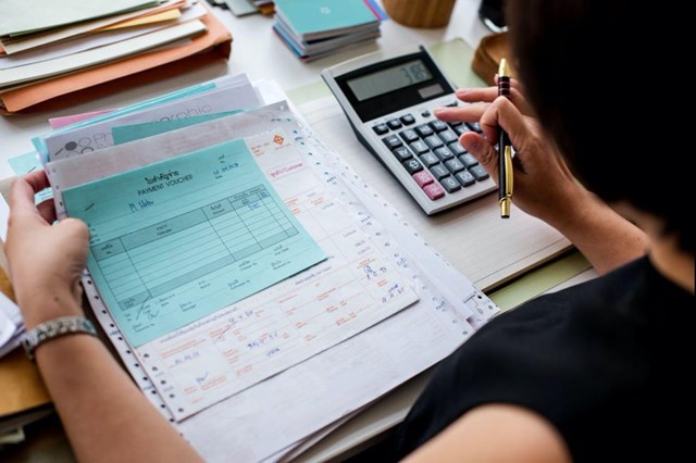Đối với h&agrave;nh vi chậm nộp, kh&ocirc;ng nộp tờ khai thuế đ&uacute;ng thời hạn, người vi phạm c&oacute; thể bị phạt tiền l&ecirc;n đến 25.000.000 đồng theo quy định của nh&agrave; nước.&nbsp;