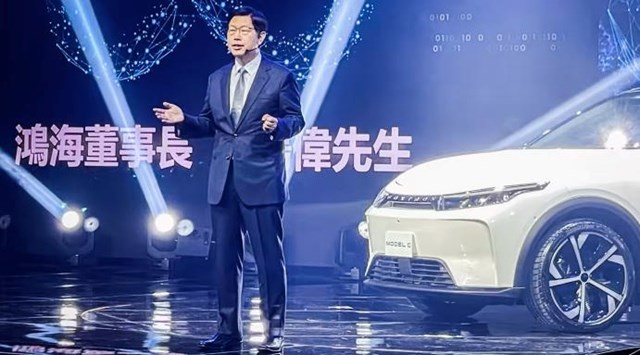 Chủ tịch Foxconn Young Liu ph&aacute;t biểu tại sự kiện thường ni&ecirc;n của Foxconn. (Ảnh: Asia Nikkei).