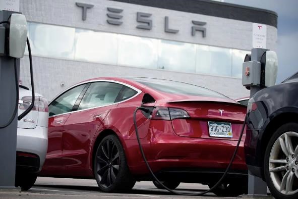 Cơ quan quản l&#253; an to&#224;n giao th&#244;ng đường bộ Mỹ điều tra hệ thống tự l&#225;i của Tesla - Ảnh 1