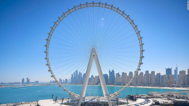 Với chiều cao hơn 250 m&eacute;t, v&ograve;ng quay Ain Dubai đ&atilde; ph&aacute; vỡ kỷ lục&nbsp;v&ograve;ng quay cao nhất thế giới hiện đang hoạt động, High Roller ở Las Vegas tới 82m v&agrave;&nbsp;cao gấp đ&ocirc;i biểu tượng của nước Anh, London Eye.