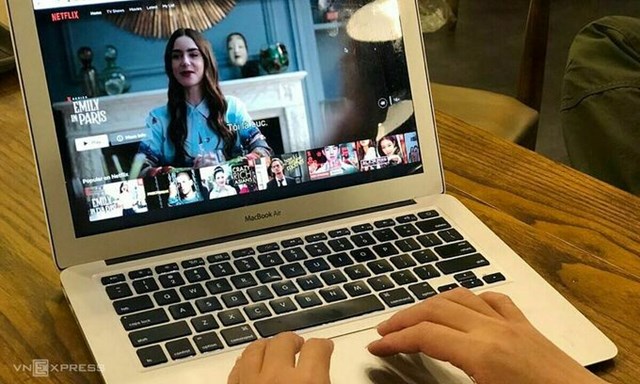 Một người d&ugrave;ng đang sử dụng Netflix tại Việt Nam. Ảnh:&nbsp;Anh T&uacute;