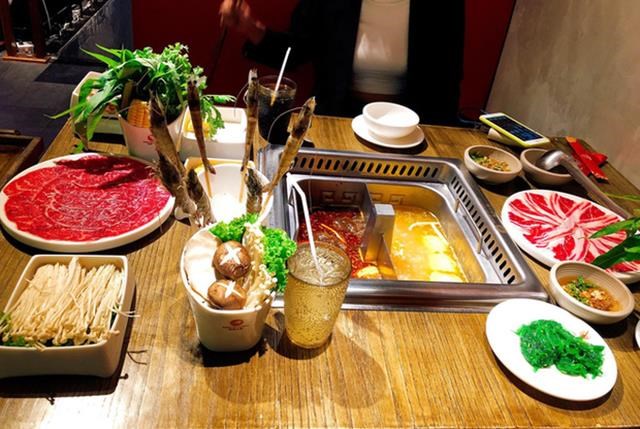 Nh&#224; h&#224;ng buffet bị đ&#225;nh gi&#225; 1 sao v&#236; phạt kh&#225;ch bỏ rau - Ảnh 1
