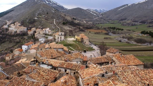 Ng&#244;i l&#224;ng Italy trả tiền cho người đến ở - Ảnh 1
