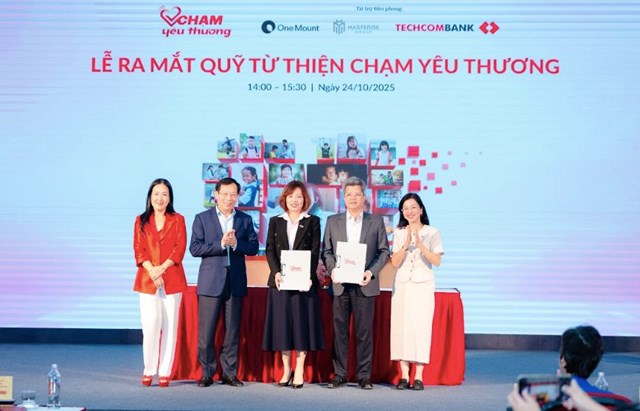 Đại diện Quỹ Chạm Y&ecirc;u Thương k&yacute; kết Thỏa thuận hợp t&aacute;c với Bệnh viện Mắt Trung ương.