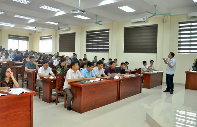 Bồi dưỡng đội ngũ c&aacute;n bộ, c&ocirc;ng chức, vi&ecirc;n chức c&oacute; đủ khả năng l&agrave;m việc trong m&ocirc;i trường quốc tế l&agrave; một yếu tố đ&oacute;ng vai tr&ograve; then chốt. (Ảnh minh họa)
