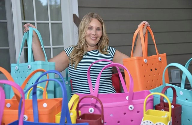 Bogg bag - chiếc t&uacute;i nhựa h&igrave;nh chữ nhật khổng lồ - được nhiều phụ nữ ưa chuộng v&igrave; c&oacute; thể đựng mọi thứ người mẹ cần cho ng&agrave;y đi biển hay đ&oacute;n con sau giờ học.