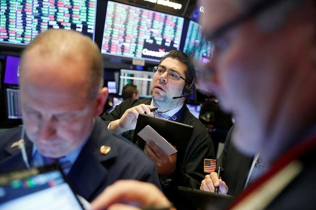 Nh&acirc;n vi&ecirc;n giao dịch tr&ecirc;n s&agrave;n chứng kho&aacute;n New York. Ảnh:&nbsp;Reuters