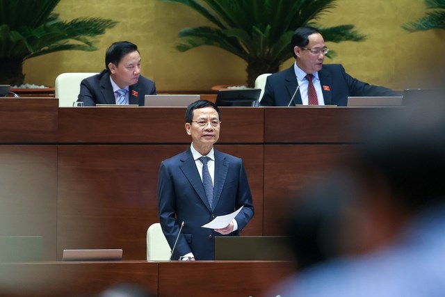 Bộ trưởng Th&ocirc;ng tin v&agrave; truyền th&ocirc;ng Nguyễn Mạnh H&ugrave;ng trả lời chất vấn. Ảnh:&nbsp;VGP/Nhật Bắc