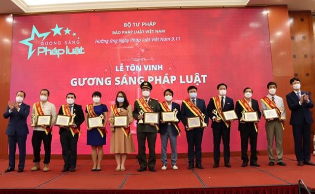 Chương tr&#236;nh b&#236;nh chọn, t&#244;n vinh “Gương s&#225;ng Ph&#225;p luật”: Điểm nhấn nổi bật hưởng ứng Ng&#224;y Ph&#225;p luật Việt Nam - Ảnh 1