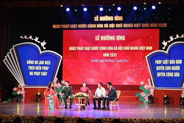 Giao lưu tr&ecirc;n s&acirc;n khấu giữa tập thể, c&aacute; nh&acirc;n ti&ecirc;u biểu trong 10 năm hưởng ứng Ng&agrave;y Ph&aacute;p luật Việt Nam v&agrave; 10 năm thực hiện Luật PBGDPL năm 2012.