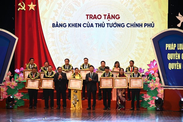 C&aacute;c tập thể, c&aacute; nh&acirc;n nhận Bằng khen của Thủ tướng Ch&iacute;nh phủ.