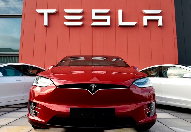 Gi&#225; cổ phiếu tăng cao, h&#227;ng xe điện Tesla chạm mốc gi&#225; trị vốn ho&#225; 1.000 tỷ USD - Ảnh 1