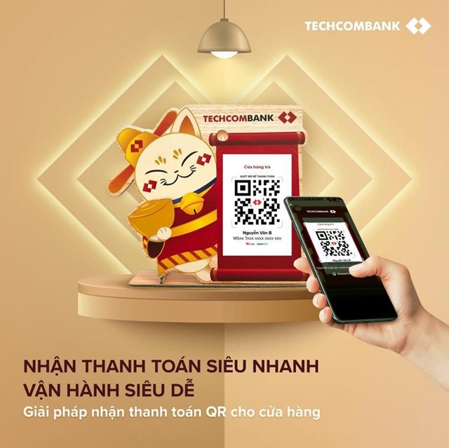 Chủ cửa h&agrave;ng trưng b&agrave;y m&atilde; QR tại quầy thu ng&acirc;n, kh&aacute;ch h&agrave;ng thanh to&aacute;n đơn h&agrave;ng chỉ với một lần qu&eacute;t