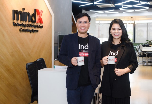Hai nh&agrave; s&aacute;ng lập MindX T&ugrave;ng Nguyễn, H&agrave; Nguyễn tại văn ph&ograve;ng.