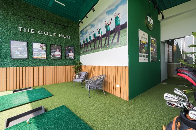 Khu vực tập golf ngo&agrave;i trời tho&aacute;ng rộng, hỗ trợ tập luyện sau giờ học