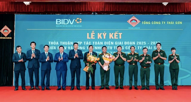 Đại diện L&atilde;nh đạo BIDV v&agrave; Tổng C&ocirc;ng ty Th&aacute;i Sơn chụp ảnh lưu niệm tại Lễ k&yacute; kết &nbsp;