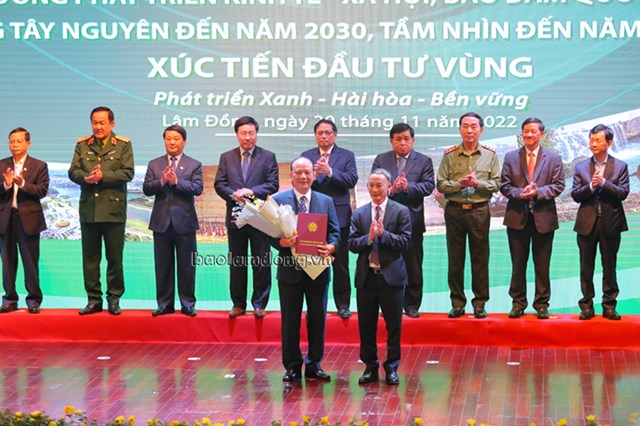 &Ocirc;ng Nguyễn Tất Thắng &ndash; Chủ tịch Hội đồng quản trị C&ocirc;ng ty cổ phần tập đo&agrave;n T&amp;T nhận Bi&ecirc;n bản ghi nhớ hợp t&aacute;c tại hội nghị.