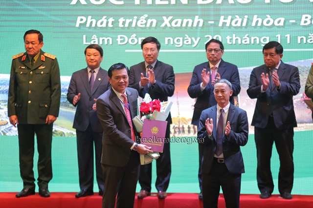 &Ocirc;ng Phạm Đăng Quan - Ph&oacute; Chủ tịch Tập đo&agrave;n, Tổng gi&aacute;m đốc C&ocirc;ng ty cổ phần đầu tư Tập đo&agrave;n Phương Trang nhận Bi&ecirc;n bản ghi nhớ hợp t&aacute;c.