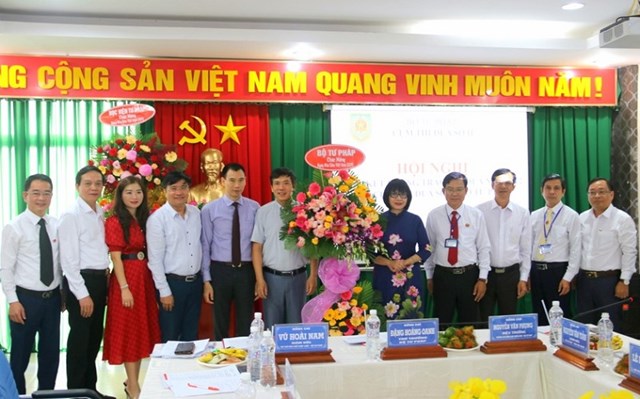 Thứ trưởng Đặng Ho&agrave;ng Oanh thay mặt Ban c&aacute;n sự Đảng, L&atilde;nh đạo Bộ Tư ph&aacute;p tặng hoa ch&uacute;c mừng v&agrave; biểu dương những th&agrave;nh t&iacute;ch m&agrave; c&aacute;c cơ sở gi&aacute;o dục v&agrave; đ&agrave;o tạo đ&atilde; đạt được.