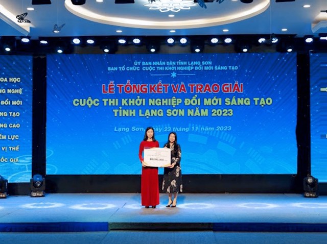 B&agrave; L&ecirc; Ho&agrave;i Thu - C&ocirc;ng ty TNHH Tư vấn đầu tư v&agrave; X&uacute;c tiến thương mại Thu Minh l&ecirc;n trao g&oacute;i t&agrave;i trợ thiết kế v&agrave; in ấn bao b&igrave; cho Dự &aacute;n: Heo Dẻo mắc mật - chủ t&aacute;c giả: Lăng Thị Thơ - Huyện Văn l&atilde;ng, Lạng Sơn.