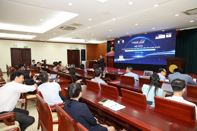 Quang cảnh buổi Hội thảo: Ứng dụng Khoa học c&ocirc;ng nghệ ph&aacute;t triển N&ocirc;ng nghiệp bền vững NetZero.&nbsp;