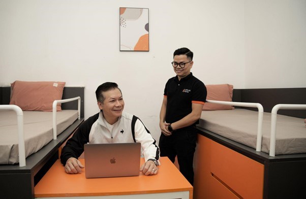 Shark Hưng v&agrave; CEO Đ&agrave;o Qu&yacute; Phi tại APlus Lạc Long Qu&acirc;n