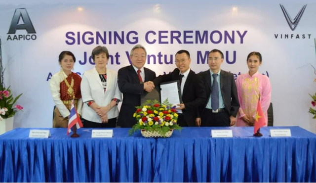 L&atilde;nh đạo VinFast v&agrave; Aapico k&yacute; kết bi&ecirc;n bản ghi nhớ về việc th&agrave;nh lập li&ecirc;n doanh năm 2018.