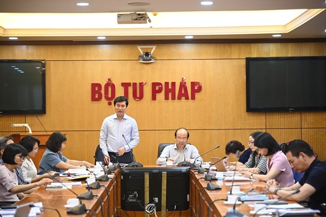 Thứ trưởng Bộ X&acirc;y dựng Nguyễn Tường Văn - Đại diện cơ quan soạn thảo&nbsp;&nbsp;