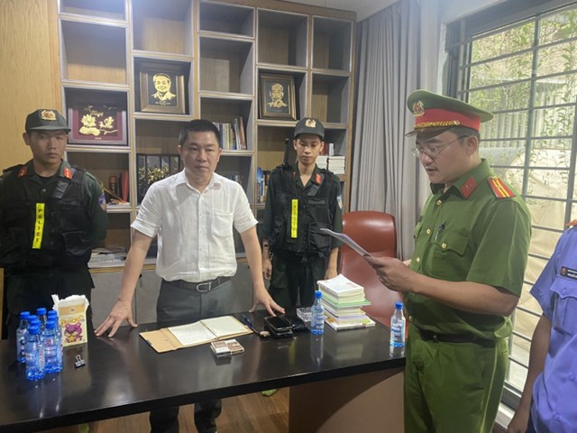 Cơ quan Cảnh s&aacute;t điều tra C&ocirc;ng an tỉnh Đồng Nai tống đạt Quyết định khởi tố bị can v&agrave; thi h&agrave;nh Lệnh bắt bị can để tạm giam đối với Nguyễn Kh&aacute;nh Hưng - Chủ tịch Hội đồng quản trị C&ocirc;ng ty Cổ phần Đầu tư LDG. (Ảnh: Cổng th&ocirc;ng tin Ch&iacute;nh phủ).