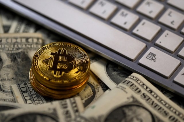 Gi&aacute; đồng Bitcoin chạm ngưỡng kỷ lục khi ng&agrave;y c&agrave;ng nhiều nh&agrave; đầu tư tổ chức đổ tiền v&agrave;o Bitcoin. Ảnh:&nbsp;Reuters