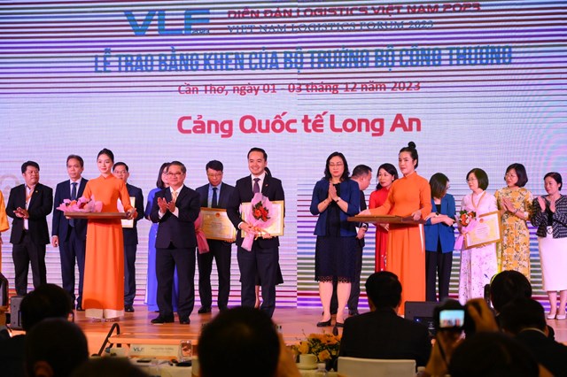 &Ocirc;ng V&otilde; Quốc Huy - Chủ tịch Hội đồng quản trị Cảng Quốc tế Long An nhận Bằng khen của Bộ C&ocirc;ng thương tại VLF 2023.