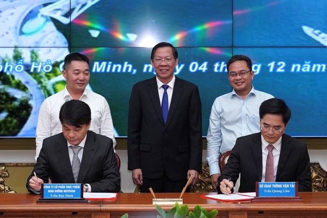 Gi&aacute;m đốc Sở Giao th&ocirc;ng Vận tải TP.HCM Trần Quang L&acirc;m v&agrave; &ocirc;ng Trần Bảo Minh - Ph&oacute; Chủ tịch HĐQT Nutifood k&yacute; kết bi&ecirc;n bản thỏa thuận t&agrave;i trợ cầu đi bộ bắc qua s&ocirc;ng S&agrave;i G&ograve;n trước sự chứng kiến của UBND TP.HCM Phan Văn M&atilde;i