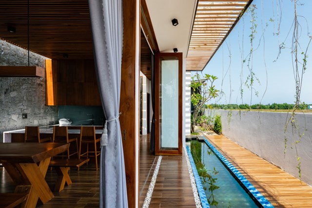 C&ugrave;ng với đ&oacute;, thiết kế cửa trượt gỗ d&ugrave;ng cho ph&ograve;ng kh&aacute;ch vừa tạo kh&ocirc;ng gian rộng r&atilde;i lại gi&uacute;p gia chủ c&oacute; tầm nh&igrave;n tho&aacute;ng.