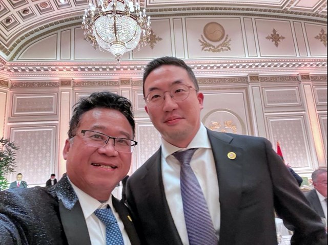 Chủ tịch KBC chụp ảnh lưu niệm c&ugrave;ng Chủ tịch LG Koo Kwang Mo.&nbsp;