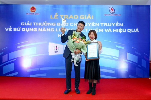 Nh&oacute;m t&aacute;c giả H&agrave; &Aacute;nh B&igrave;nh - Nguyễn Thị Hồng Tươi nhận giải A