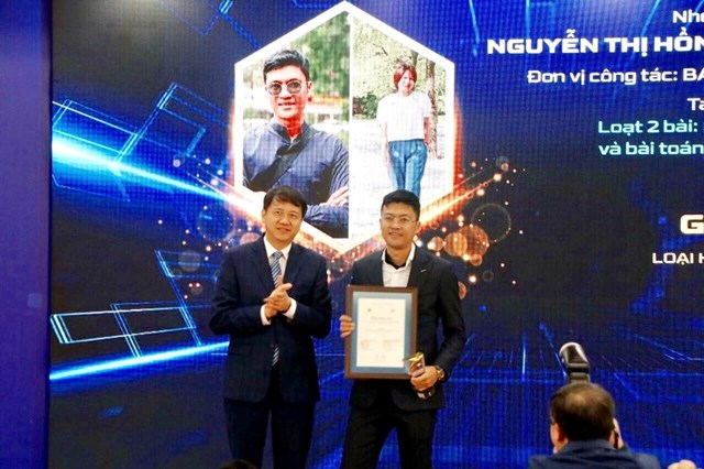 Ph&oacute; Tổng Bi&ecirc;n tập B&aacute;o Ph&aacute;p luật Việt Nam H&agrave; &Aacute;nh B&igrave;nh đại diện nh&oacute;m t&aacute;c giả l&ecirc;n nhận giải A từ Ban tổ chức.