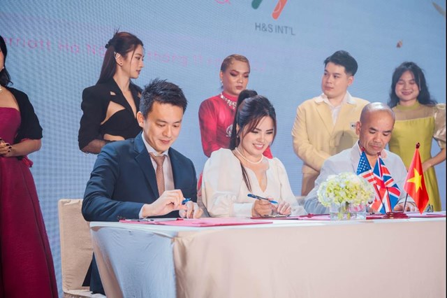 Lễ k&yacute; kết hợp t&aacute;c chiến lược giữa &ocirc;ng Abe Wong &ndash; Tổng Gi&aacute;m đốc khu vực Ch&acirc;u &Aacute; Th&aacute;i B&igrave;nh Dương &ndash; Đại diện của nh&atilde;n h&agrave;ng Femfresh, b&agrave; Phạm Thị Khuy&ecirc;n &ndash; CEO C&ocirc;ng ty Thương mại Trần Gia, &ocirc;ng Tom Nguyen &ndash; CEO C&ocirc;ng ty H&amp;S International