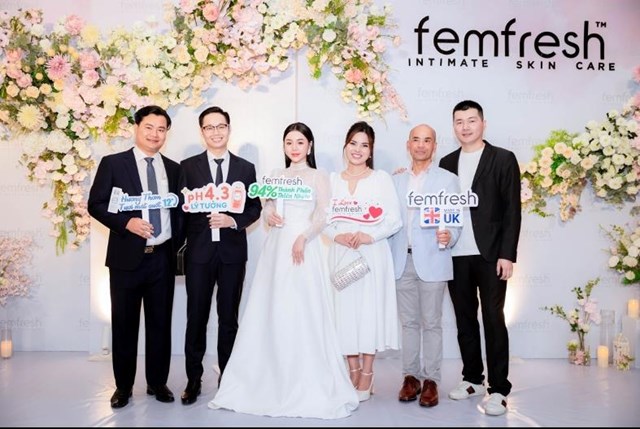 B&aacute;c sĩ Trần Đức Cung, diễn vi&ecirc;n Quỳnh Kool v&agrave; CEO Phạm Thị Khuy&ecirc;n trong đại tiệc tri &acirc;n đối t&aacute;c của thương hiệu Femfresh &amp; Batiste