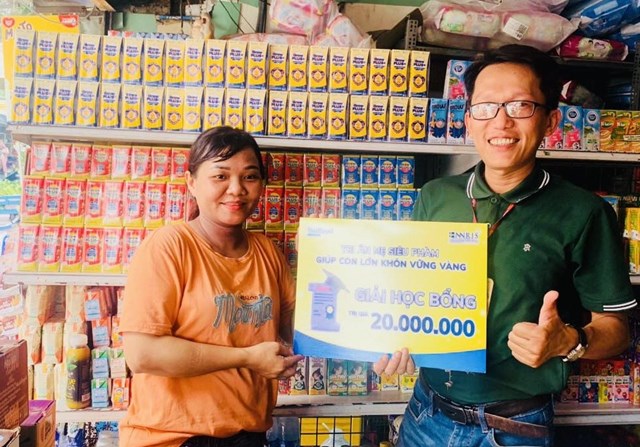 C&aacute;c kh&aacute;ch h&agrave;ng vui mừng khi nhận giải thưởng gi&aacute; trị của nh&atilde;n hiệu Nutifood GrowPLUS+