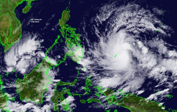 H&igrave;nh ảnh vệ tinh của b&atilde;o Rai đang hoạt động ở ngo&agrave;i khơi Philippines v&agrave; c&oacute; thể di chuyển v&agrave;o Biển Đ&ocirc;ng trong 3 ng&agrave;y tới. Ảnh: Trung t&acirc;m ph&ograve;ng chống thi&ecirc;n tai