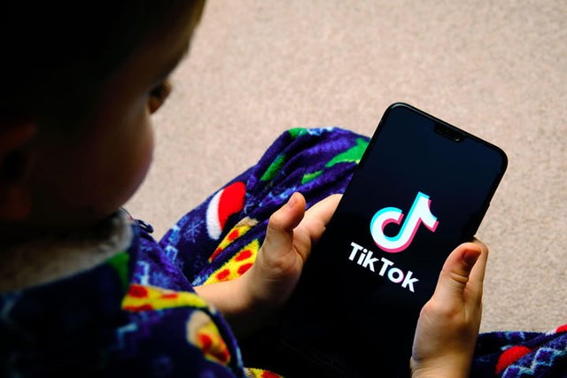 TikTok điều hướng bạn đến những video c&oacute; nội dung tương tự, khiến bạn kh&oacute; l&ograve;ng tho&aacute;t ra.
